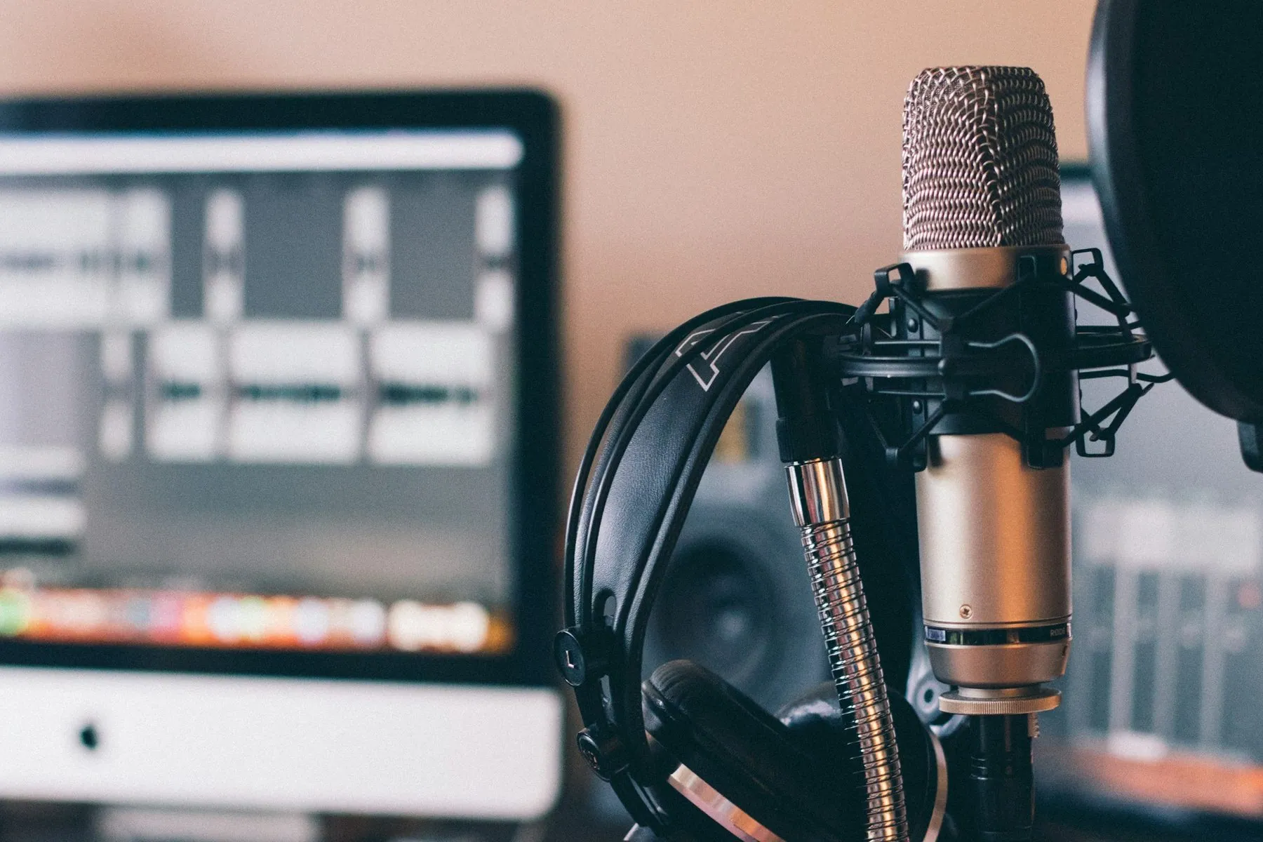 My home studio podcasting setup - a Røde NT1A microphone, AKG K171 headphones, desk stand with pop shield and my iMac ru